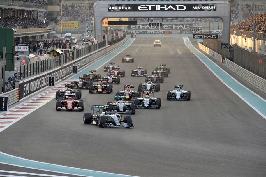 La partenza con Rosberg che tiene il comando davanti a Hamilton e Raikkonen. Afp 